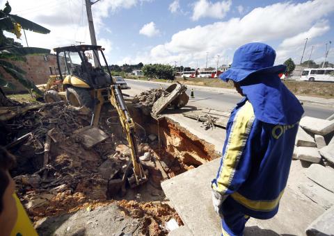  Seminf atua para conter erosão na avenida Igarapé do Passarinho